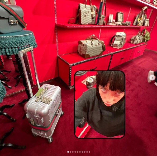真っ赤に装飾された「グッチ」店内の様子。その場で自撮りしたビリー・アイリッシュの姿も（画像は『BILLIE EILISH　2023年10月18日付Instagram』のスクリーンショット）