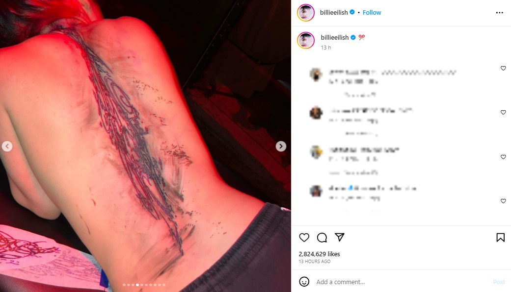 ビリー・アイリッシュが披露した背中の巨大なタトゥー。うなじから腰にかけて、大胆なラインを描いている（画像は『BILLIE EILISH　2023年10月18日付Instagram』のスクリーンショット）