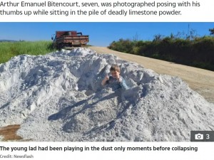 ブラジルで今年8月、農園用の石灰に埋もれて遊んでいた7歳男児。突然、呼吸困難に陥り命を落としていた（画像は『The Sun　2023年8月8日付「TOXIC DUST Heartbreaking final photo shows boy, 7, sitting in pile of building material that poisoned him to death moments later」（Credit: Newsflash）』のスクリーンショット）