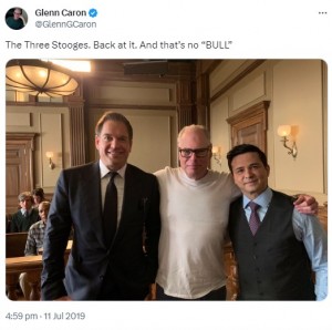 米CBSの人気リーガルドラマ『BULL/ブル 法廷を操る男』のキャストと並ぶグレン・ゴードン・キャメロン氏（中央）。シーズン1から5までのプロデュースを務めた（画像は『Glenn Caron　2019年7月11日付X「The Three Stooges.」』のスクリーンショット）