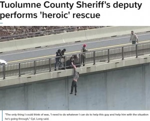 米カリフォルニア州で2021年2月、約46メートル下の湖に飛び降りようとした男性。保安官事務所の巡査長が間一髪で救出した（画像は『ABC10　2021年2月9日付「Tuolumne County Sheriff’s deputy performs ‘heroic’ rescue」』のスクリーンショット）