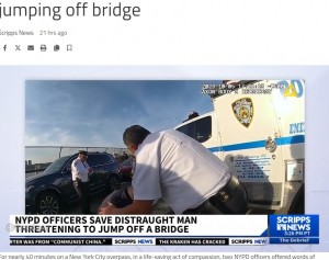 緊張の糸が切れたのか、近くの警察車両のそばで泣き崩れるファイエット警官。別の2人の警官が駆け寄って慰め、「素晴らしい仕事をしたよ」と肩を叩いた（画像は『KULR8.com　2023年10月20日付「NYPD officers hailed as heroes for saving man from jumping off bridge」』のスクリーンショット）