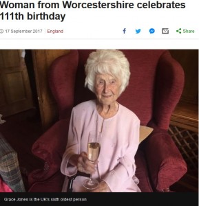 2017年に111歳の誕生日を迎えた英ウスターシャー州在住の女性。長生きの秘訣は「一口のウイスキーとくよくよしないこと」と語っていた（画像は『BBC News　2017年9月17日付「Woman from Worcestershire celebrates 111th birthday」』のスクリーンショット）
