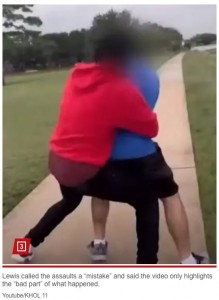 公園内を歩いている男性を無差別に狙い、後ろから殴る様子を撮影しSNSに投稿したアルフォード（画像は『New York Post　2023年10月29日付「Teen admits to randomly sucker-punching strangers at Texas park for social media attention: ‘Everybody makes mistakes’」（Youtube/KHOL 11）』のスクリーンショット）