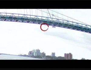 デトロイトとカナダを結ぶアンバサダー橋で今年7月、橋から43m下の川に転落した鉄工作業員。事故を目撃していた人々らの見事な連携で、転落から5分後には救出されていた（画像は『Inside Edition　2023年7月19日公開 YouTube「Iron Worker Survives 150-Foot Fall From Bridge」』のサムネイル）