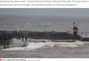 英ノースヨークシャー州にある海辺の町、ソルトバーン・バイ・ザ・シの港で釣りをしていたカップル。水位は高く、堤防に海水が流入しているのが分かる（画像は『The Daily Star　2023年10月30日付「Couple ‘clinging on by fingernails’ after they’re swept into sea in harbour terror」（Image: Gerrard Binks）』のスクリーンショット）