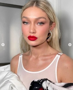 今年2月にジジ・ハディッドのインスタグラムで公開された写真（画像は『Gigi Hadid　2023年2月28日付Instagram「Celebrated NIF last night in McQueen ＆ some ＠maybelline favorites」』のスクリーンショット）