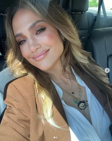 ランジェリーブランド「インティミッシミ」のアンバサダーを務めているジェニファー・ロペス。鍛え上げた美ボディを披露した（画像は『Jennifer Lopez　2023年8月24日付Instagram「Still got me looking like the baddest…」』のスクリーンショット）