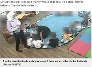 米ジョージア州の保育園で2022年、2人の保育士が3歳園児に怒鳴ったり蹴ったりする様子がライブカメラに捉えられる。2人は虐待の容疑で逮捕された（画像は『Metro　2022年6月8日付「Nursery teachers ‘caught abusing children by parents watching live feed’」（Picture: WSBTV）』のスクリーンショット）