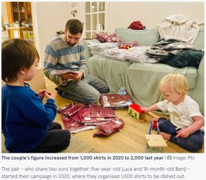 英グロスターシャー在住の夫婦は、2020年からリスマスプレゼントをもらえない子供たちのためにサッカーのユニフォームを贈るプロジェクトを開始した。これまでに約3000枚のユニフォームを子供たちに届けてきたという（画像は『The Mirror　2022年11月27日付「Couple plan to give football shirts to 2,000 kids who may not receive Christmas gifts」（Image: PA）』のスクリーンショット）