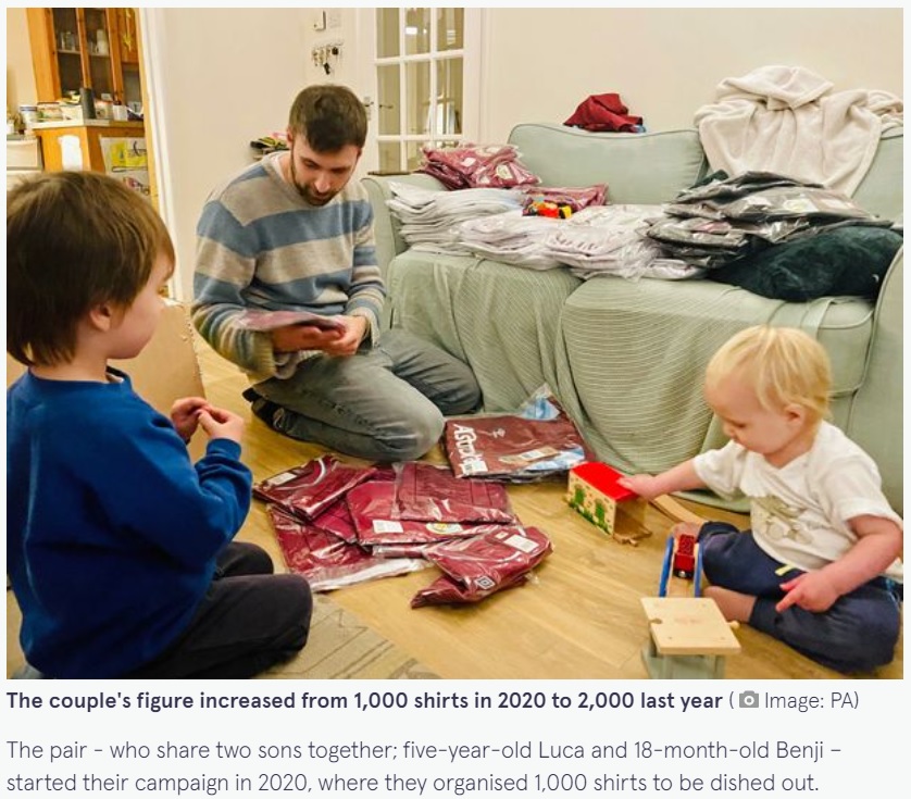 英グロスターシャー在住の夫婦は、2020年からリスマスプレゼントをもらえない子供たちのためにサッカーのユニフォームを贈るプロジェクトを開始した。これまでに約3000枚のユニフォームを子供たちに届けてきたという（画像は『The Mirror　2022年11月27日付「Couple plan to give football shirts to 2,000 kids who may not receive Christmas gifts」（Image: PA）』のスクリーンショット）