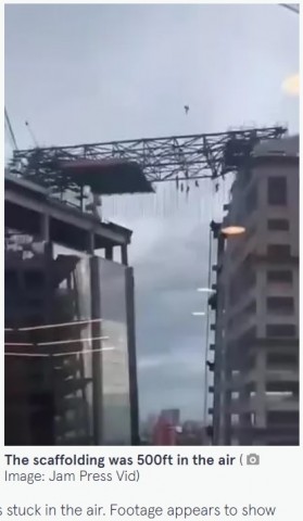 【海外発！Breaking News】建築中のビルの足場が倒壊、作業員が地上152メートルで宙吊りに（ブラジル）＜動画あり＞