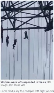 建設中の地上33階建のツインビルで足場が倒壊。宙吊りになったまま、救助を待つ作業員たち（画像は『The Mirror　2023年10月18日付「Moment scaffolding collapses leaves terrified workers dangling 500ft in the air」（Image: Jam Press Vid）』のスクリーンショット）