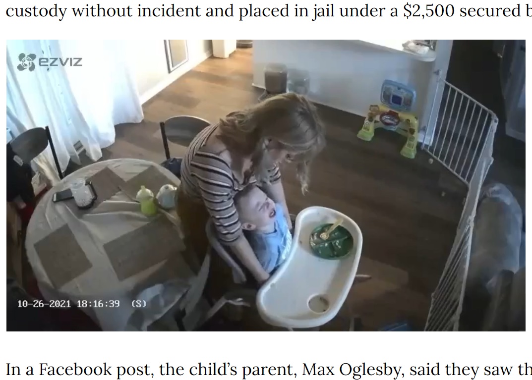米ノースカロライナ州で2021年10月、ベビーシッターの女が逮捕された。女は泣き叫ぶ2歳児に食事を強制的に与えていた（画像は『WFLA　2021年10月29日付「Babysitter arrested after mom checks camera, sees child abuse, police say」（New Bern Police photo）』のスクリーンショット）