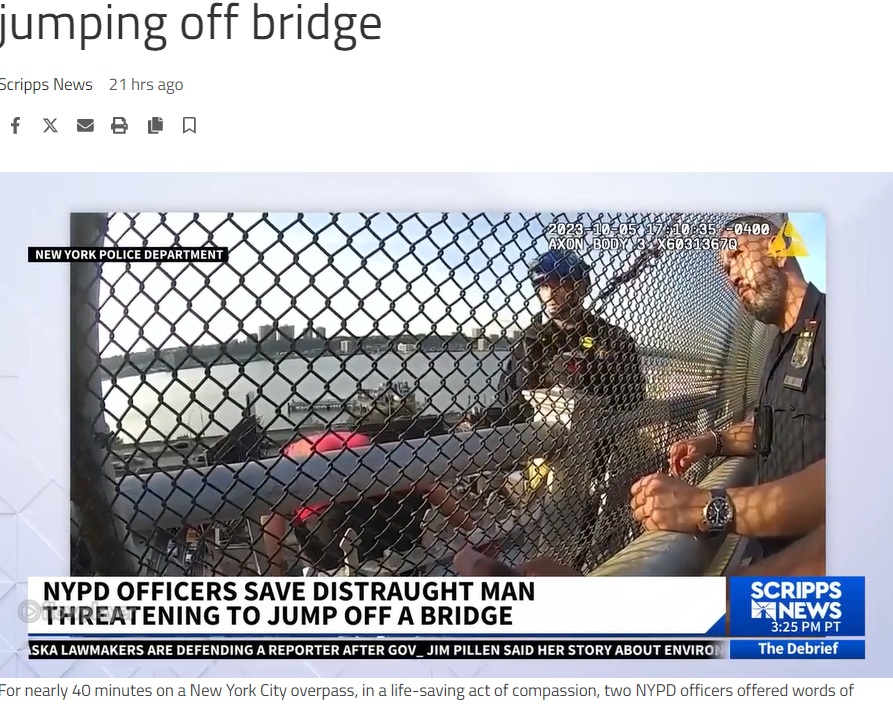 警官2人が説得を続ける中、飛び降りようとする男性の両隣りに迫ったNYPDの緊急出動部隊。この直後、男性の安全を確保した（画像は『KULR8.com　2023年10月20日付「NYPD officers hailed as heroes for saving man from jumping off bridge」』のスクリーンショット）