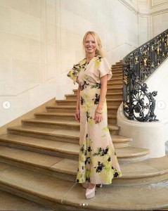 「ヴィクトリア・ベッカム」のショーでは花柄のロングドレスを着用。ロングヘアの両サイドをバックでまとめた、可憐な雰囲気だった（画像は『Pamela Anderson　2023年10月2日付Instagram「An adventure in Paris with fresh eyes…」』のスクリーンショット）