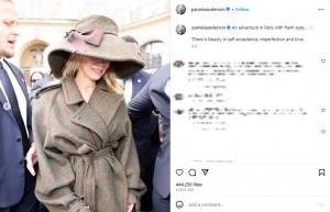「ヴィヴィアン・ウエストウッド」のショーに出席したパメラ・アンダーソン。大きな帽子の下からは、ノーメイクの素顔がのぞいている（画像は『Pamela Anderson　2023年10月2日付Instagram「An adventure in Paris with fresh eyes…」』のスクリーンショット）