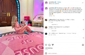 バービーのようなピンクの服を着て、フェニックス君を抱くパリス・ヒルトン。投稿には「今日で生後6か月になった」と記していた（画像は『Paris Hilton　2023年7月17日付Instagram「This Barbie is a Mom.」』のスクリーンショット）