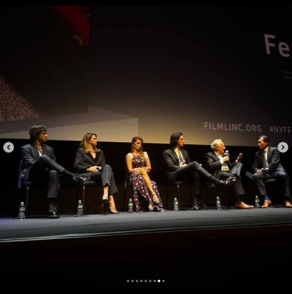 プレミア上映会のステージに現れた『フェラーリ』の監督とキャストの面々。ペネロペ・クルスはラウラとエンツォの夫婦の関係について語った（画像は『NEON　2023年10月14日付Instagram「About last night…」』のスクリーンショット）