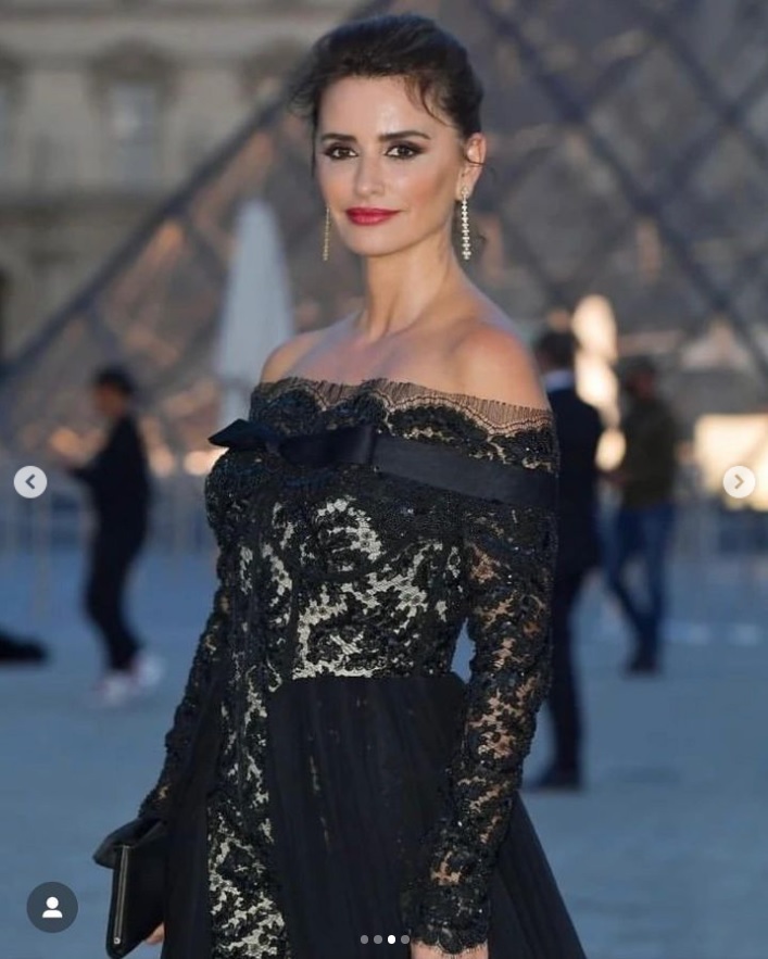 「LANCÔME X LOUVRE」でのペネロペ・クルス（画像は『Penélope Cruz　2023年9月26日付Instagram「Noche mágica con ＠lancomeofficial ＃lancomexlouvre」』のスクリーンショット）