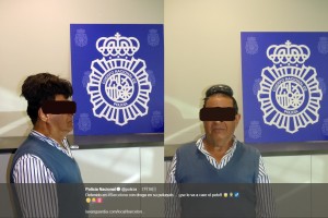 スペインの空港で2019年6月、違和感がありすぎるかつらを被っていた男。そこには500グラムほどのコカインが隠されていた（画像は『Policia Nacional　2019年7月16日付Twitter「Detenido en ＃Barcelona con droga en su peluquin….」』のスクリーンショット）