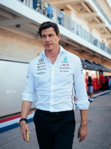 「メルセデスAMG F1」の代表者トト・ヴォルフ氏。ガレージを訪れたヘンリー王子と談話していた（画像は『Mercedes-AMG PETRONAS F1 Team　2023年10月20日付Instagram「Hey Toto.」』のスクリーンショット）