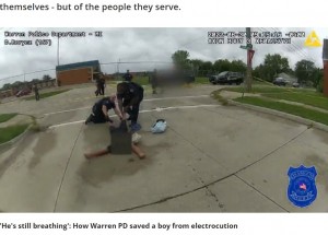 四つ這いになったダニエルさんが男児の左足を掴み、デイヴィッドさんが右足を掴むと、そのまま男児を安全な場所まで引っ張った（画像は『FOX 2 Detroit　2023年9月27日付「Life-saving rescue of electrocuted boy by Warren police officers: ‘I gotta get him’」』のスクリーンショット）