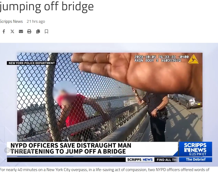 ニューヨーク、マンハッタンの高架交差路の防護柵を乗り越え、飛び降りようとする男性を説得するニューヨーク市警察の警官（画像は『KULR8.com　2023年10月20日付「NYPD officers hailed as heroes for saving man from jumping off bridge」』のスクリーンショット）