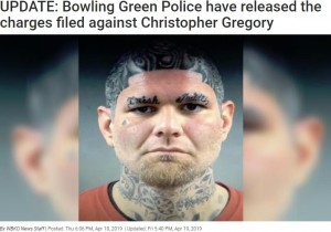 2019年4月、米ケンタッキー州ボーリング・グリーン警察署が公開したマグショットはインパクト大ですぐに犯人が逮捕されたという（画像は『WBKO　2019年4月18日付「UPDATE: Bowling Green Police have released the charges filed against Christopher Gregory」』のスクリーンショット）