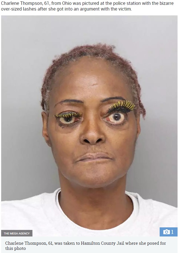 2018年12月、米オハイオ州シンシナティ警察が逮捕した女には黄色の特大つけまつ毛が（画像は『The Sun　2018年12月6日付「BIT OF A MUG? Gran’s crazy eyelashes mugshot sends internet into a frenzy after 61-year-old ‘poured hot grease on a woman’」（Credit: THE MEGA AGENCY）』のスクリーンショット）