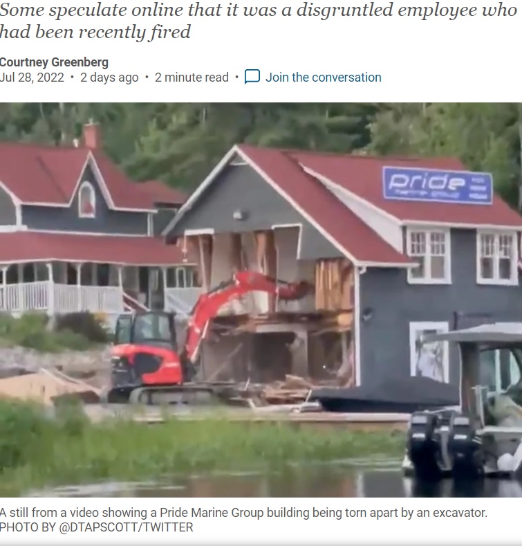 カナダの別荘地で2022年7月、男が解雇された腹いせにパワーショベルで雇用主所有の建物を破壊した（画像は『Calgary Herald　2022年7月28日付「‘Angry employee’ uses excavator to rip apart marina in exclusive Muskoka cottage country」（PHOTO BY ＠DTAPSCOTT/TWITTER）』のスクリーンショット）