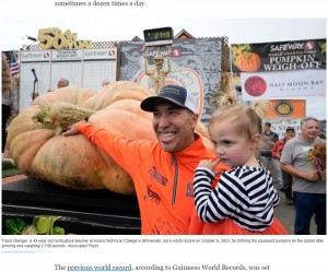 娘のリリーちゃんとステージ上がったトラビス・ギエンガーさん。今度は“パンプキンカービング”でのギネス世界記録を目指しているそうだ（画像は『USA TODAY　2023年10月10日付「Good gourd! Minnesota teacher sets world record for heaviest pumpkin: See the behemoth」（Associated Press）』のスクリーンショット）