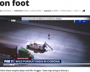 白い煙を出しながら高速道路を逆走したニクワジは、中央分離帯まで進むとトラックを乗り捨て、高速道路を突っ切った（画像は『FOX 11 Los Angeles　2023年10月2日付「Wrong-way driver ditches car, plays real-life ‘Frogger’ across 91 Freeway, races towards Denny’s on foot」』のスクリーンショット）