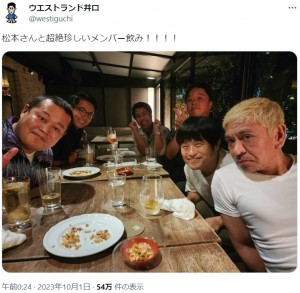 一番奥の席にいた井口浩之。伊集院光の隣で嬉しそうにポーズをとっていた（画像は『ウエストランド井口　2023年10月1日付X「松本さんと超絶珍しいメンバー飲み!!!!」』のスクリーンショット）