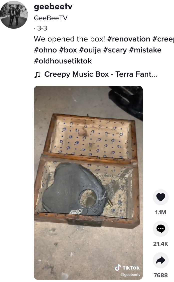 イギリスに住むカップルが2022年3月、中古住宅の改装の様子をSNSに投稿。屋根裏で発見した木箱には「降霊術や心霊術で使われる道具ではないか」といった声が届いていた（画像は『GeeBeeTV　2022年3月3日付TikTok「We opened the box!」』のスクリーンショット）
