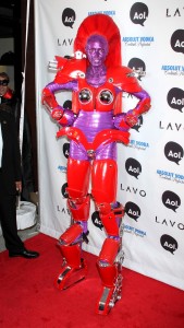 2010年、ハロウィン・パーティでのハイディ・クルム。足の下にローラー装置を入れ、ロボット姿に