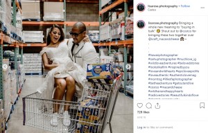 ハワイのオアフ島にあるコストコで出会ったカップル。2019年5月、思い出の店舗で結婚記念写真を撮影していた（画像は『L I S A . R O S E　2019年6月18日付Instagram「Bringing a whole new meaning to “buying in bulk”」』のスクリーンショット）