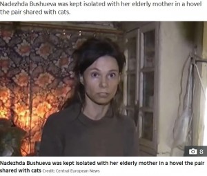 ロシアで母親に26年間監禁された女性。「シャワーは10年以上浴びていない」と告白していた（画像は『The Sun　2020年6月24日付「HOUSE OF HORRORS Russian mum ‘forced her daughter to live off CAT FOOD while caged at her home for 26 years’」（Credit: Central European News）』のスクリーンショット）