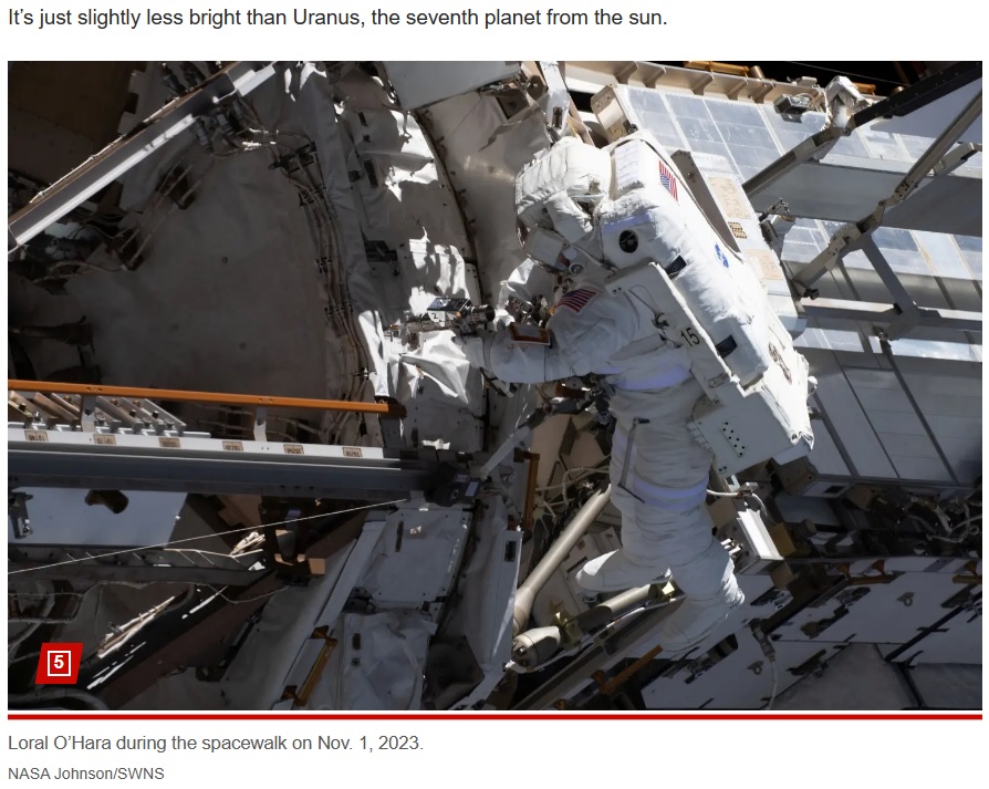 国際宇宙ステーションの船外でメンテナンス作業をしていた宇宙飛行士の手から、使っていた工具の入っていたバッグが手から離れてしまった（画像は『New York Post　2023年11月13日付「NASA astronauts drop tool bag during spacewalk ― here’s how you can see it」（NASA Johnson/SWNS）』のスクリーンショット）