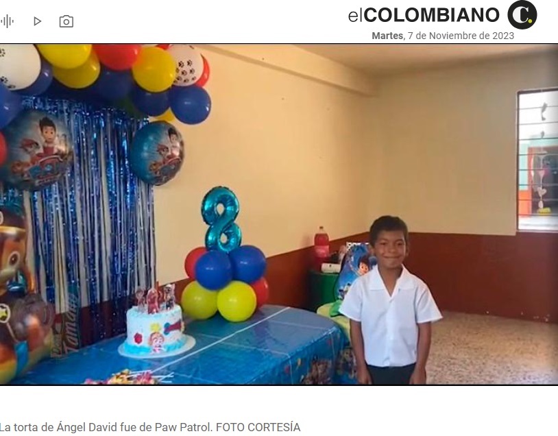 クラスメートの母親、教師、学校のコミュニティグループなどが協力し、エンジェル君が好きなアニメのキャラクターのケーキなどが用意された（画像は『El Colombiano　2023年9月15日付「En video | Esta es la historia del niño que conmueve las redes por su primera fiesta de cumpleaños en Ebéjico」（FOTO CORTESÍA）』のスクリーンショット）