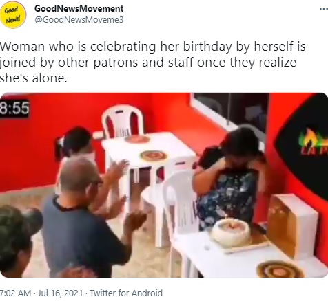 2021年7月に紹介された、あるレストランでの温かいストーリー。ケーキを目の前にして1人で誕生日を祝う女性に、スタッフがサプライズで祝福していた（画像は『GoodNewsMovement　2021年7月16日付X「Woman who is celebrating her birthday」』のスクリーンショット）