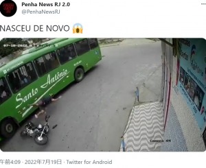 ブラジルで2022年7月、バスに接触して走行中のバイクから投げ出された男性。男性はヘルメットによって命を救われていた（画像は『Penha News RJ 2.0　2022年7月19日付X「TNASCEU DE NOVO」』のスクリーンショット）