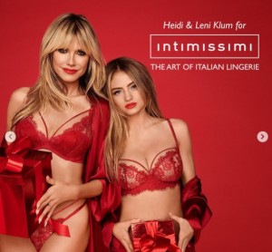 「インティミッシミ」のクリスマスキャンペーンのモデルを務めたハイディとレニ。真っ赤なランジェリーを着て、クリスマスプレゼントの箱を持っている（画像は『Heidi Klum　2023年11月28日付Instagram「Oh Tannenbaum,」』のスクリーンショット）
