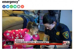 米サウスカロライナ州で2016年3月、2歳女児から911コール。保安官代理が自宅に向かうと女児は「ズボンがはけない」と訴えており、それを手伝っていた（画像は『WSPA　2016年3月3日付「Toddler calls Greenville 911 with “pants emergency”」』のスクリーンショット）