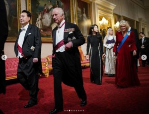 尹大統領を宮殿のボールルーム（舞踏室）へと案内するチャールズ国王。カミラ王妃は金夫人をエスコートした（画像は『The Royal Family　2023年11月21日付Instagram「The President and First Lady of the Republic of Korea, The King and Queen,」』のスクリーンショット）