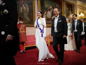 韓国からの国賓を晩餐会に案内するキャサリン皇太子妃。白いドレスを纏い、クイーンマザーが所有した100年の歴史を持つティアラをつけていた（画像は『The Royal Family　2023年11月22日付Instagram「The President and First Lady of the Republic of Korea,」』のスクリーンショット）