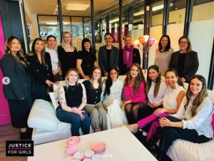 ディスカッションのために集まったスタッフやインターンのメンバー。メーガン妃を囲んで記念撮影を行った（画像は『Justice for Girls　2023年11月22日付Instagram「Justice for Girls was delighted to have a return visit from Meghan, The Duchess of Sussex.」』のスクリーンショット）
