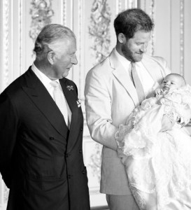 息子アーチー君（当時）を抱くヘンリー王子。チャールズ皇太子（当時）は、嬉しそうな表情で孫の姿を見つめている（画像は『The Duke and Duchess of Sussex　2019年11月14日付Instagram「Happy birthday to His Royal Highness The Prince of Wales」』のスクリーンショット）