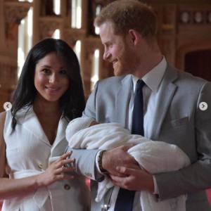 2019年5月に誕生したアーチー君（当時）。メーガン妃が妊娠中には、生まれてくる赤ちゃんの肌の色を懸念する声があったという（画像は『The Royal Family　2019年5月8日付Instagram「The Duke and Duchess of Sussex were photographed with their newborn son earlier at Windsor Castle today.」』のスクリーンショット）