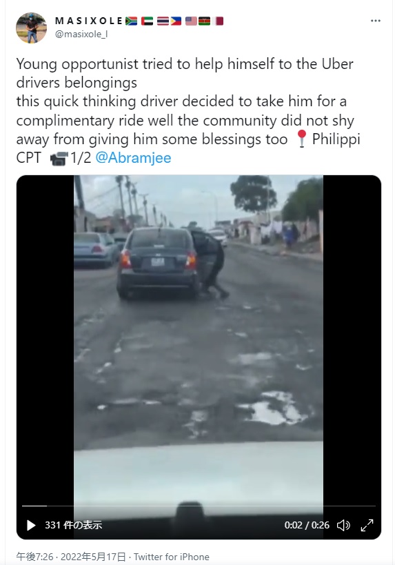 南アフリカのケープタウンで2022年5月、車上強盗を試みた男は腕が抜けず、車に引きずられていた（画像は『M A S I X O L E　2022年5月17日付X「Young opportunist tried to help himself to the Uber drivers belongings」』のスクリーンショット）